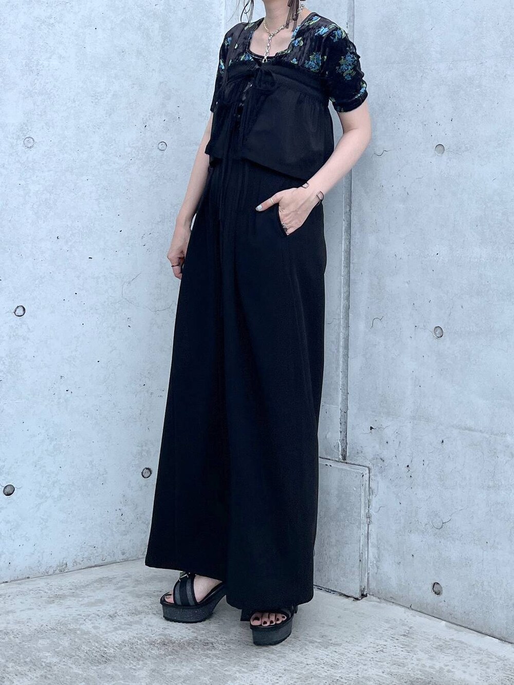 グレー系のサンダル、ブルー系のTシャツ/カットソー、ブラウン系のショルダーバッグを着用したレディースの夏コーディネートの2枚目の写真