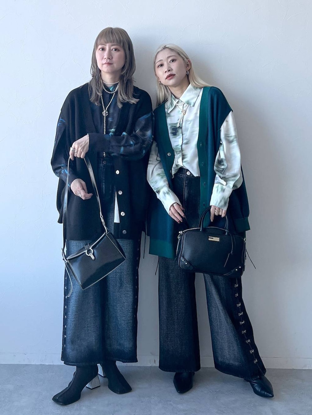 ブラック系のカーディガン/ボレロ、グリーン系のカーディガン/ボレロ、ブラック系のブーツを着用したレディースの冬コーディネートの3枚目の写真