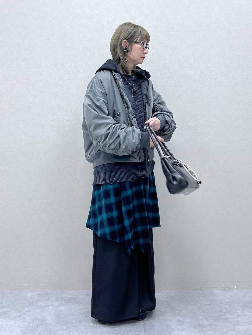 「若見え、モード、カジュアル、女子会、高身長、着痩せ、きれいめ、HARE、着痩せ・細見え、Over40スタッフ、ユニセックス、メンズライク、ブルゾン、チェック、ニット」｜「HAREのガラソールチャンキーブーツ(HARE)（ブーツ、ブラック系）」を使った、inhhhan®さん（レディース・165cm）の冬コーディネートの8枚目の写真