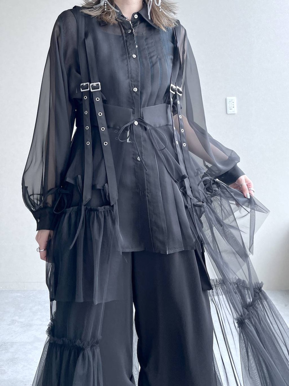 「着痩せ、きれいめ、HARE、着痩せ・細見え、Over40スタッフ、若見え、モード、カジュアル、女子会、高身長、ワントーン、ブラックコーデ、チュールスカート、シアートップス」｜「HAREのモチーフツキチェーンネックレス(HARE)（ネックレス、シルバー系）」を使った、inhhhan®さん（レディース・165cm）の夏コーディネートの3枚目の写真