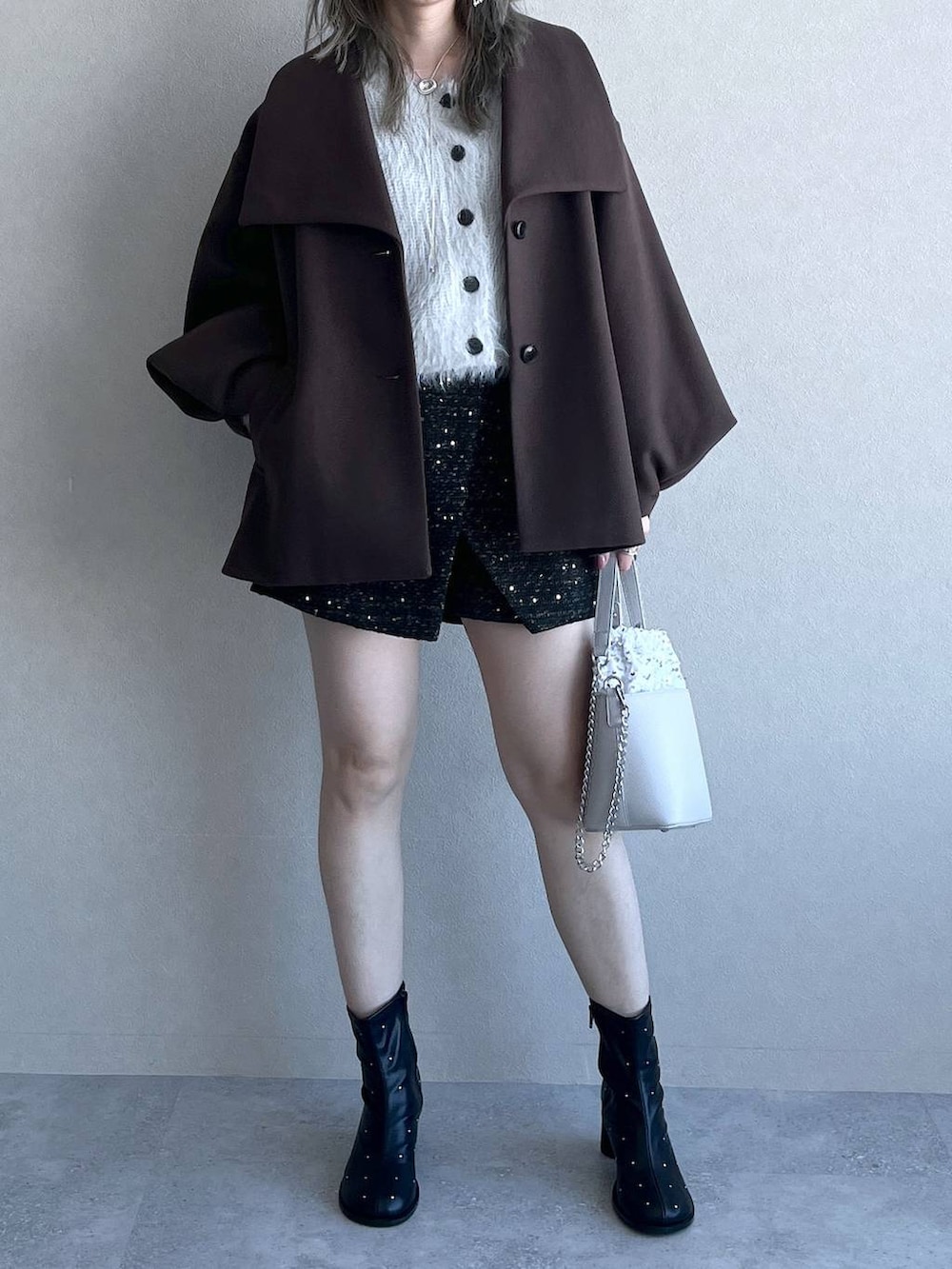 「若見え、モード、カジュアル、デート/ロマンティック、女子会、着痩せ、高見え、きれいめ、HARE、着痩せ・細見え、ウーリーテック、ショートパンツ、ニット、カーディガン」｜「HAREのループタイネックレス(HARE)（ネックレス、シルバー系）」を使った、inhhhan®さん（レディース・165cm）の秋コーディネートの9枚目の写真
