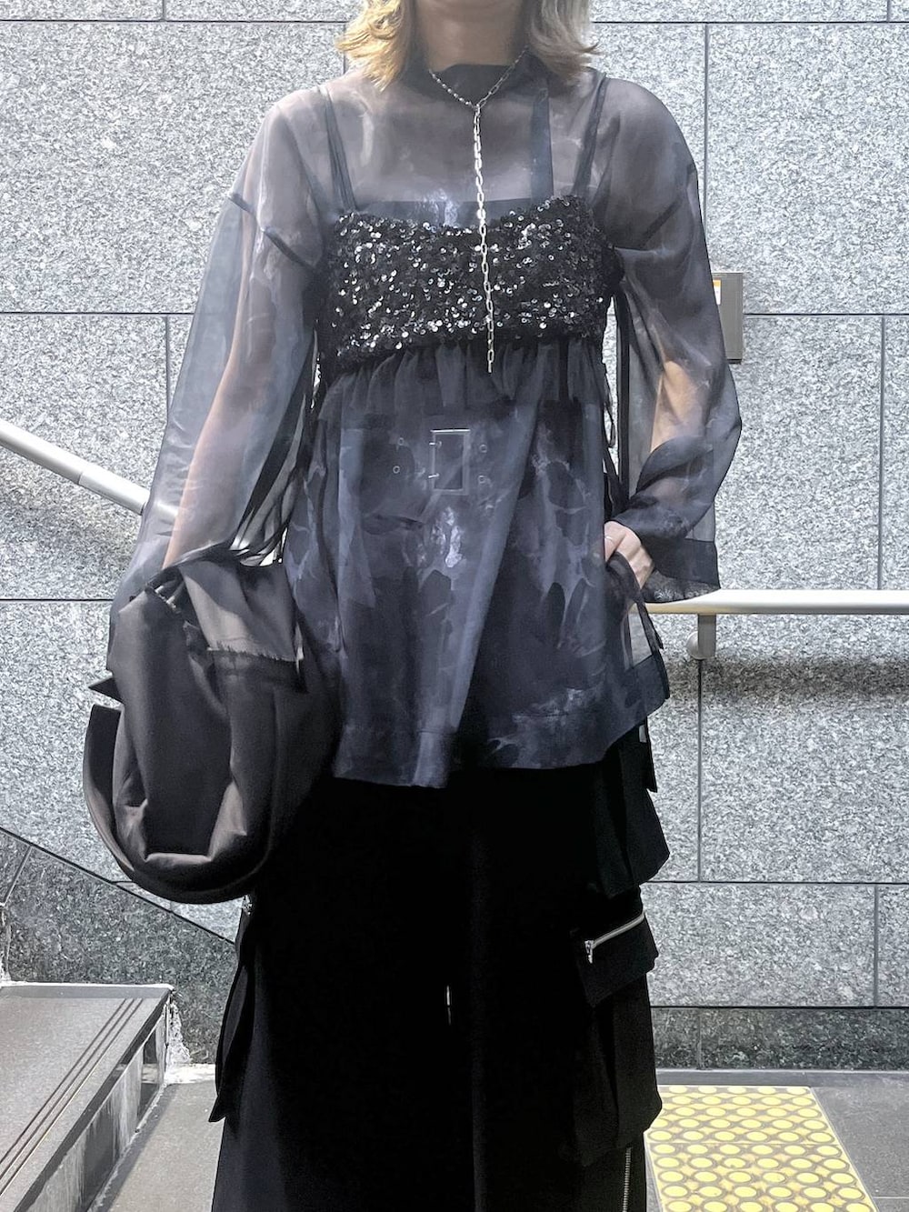 「ワイドパンツ、ビスチェ、ワントーン、若見え、モード、カジュアル、女子会、高身長、着痩せ、きれいめ、HARE、着痩せ・細見え、Over40スタッフ」｜「HAREのメタルヒールメッシュブーサン(HARE)（サンダル、ブラック系）」を使った、inhhhan®さん（レディース・165cm）の春コーディネートの4枚目の写真