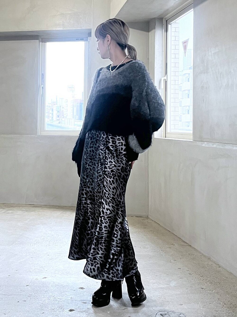 ブラック系のブーツ、ブラック系のショルダーバッグ、ブラック系のニット/セーターを着用したレディースの秋コーディネートの6枚目の写真