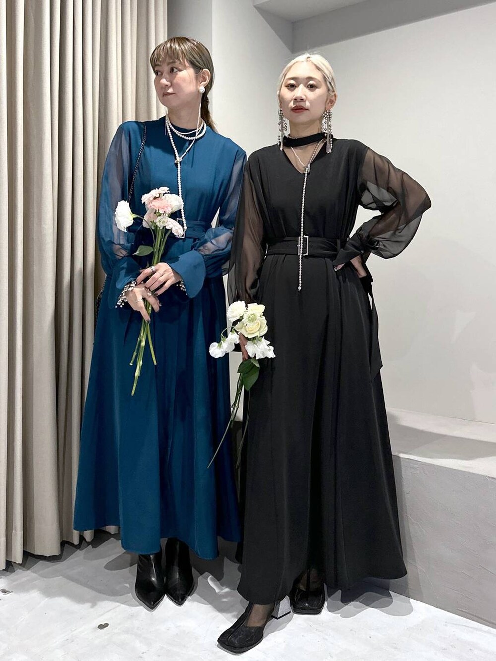 ブラック系のドレス、ブルー系のドレス、ブラック系のショルダーバッグを着用したレディースの冬コーディネートの5枚目の写真