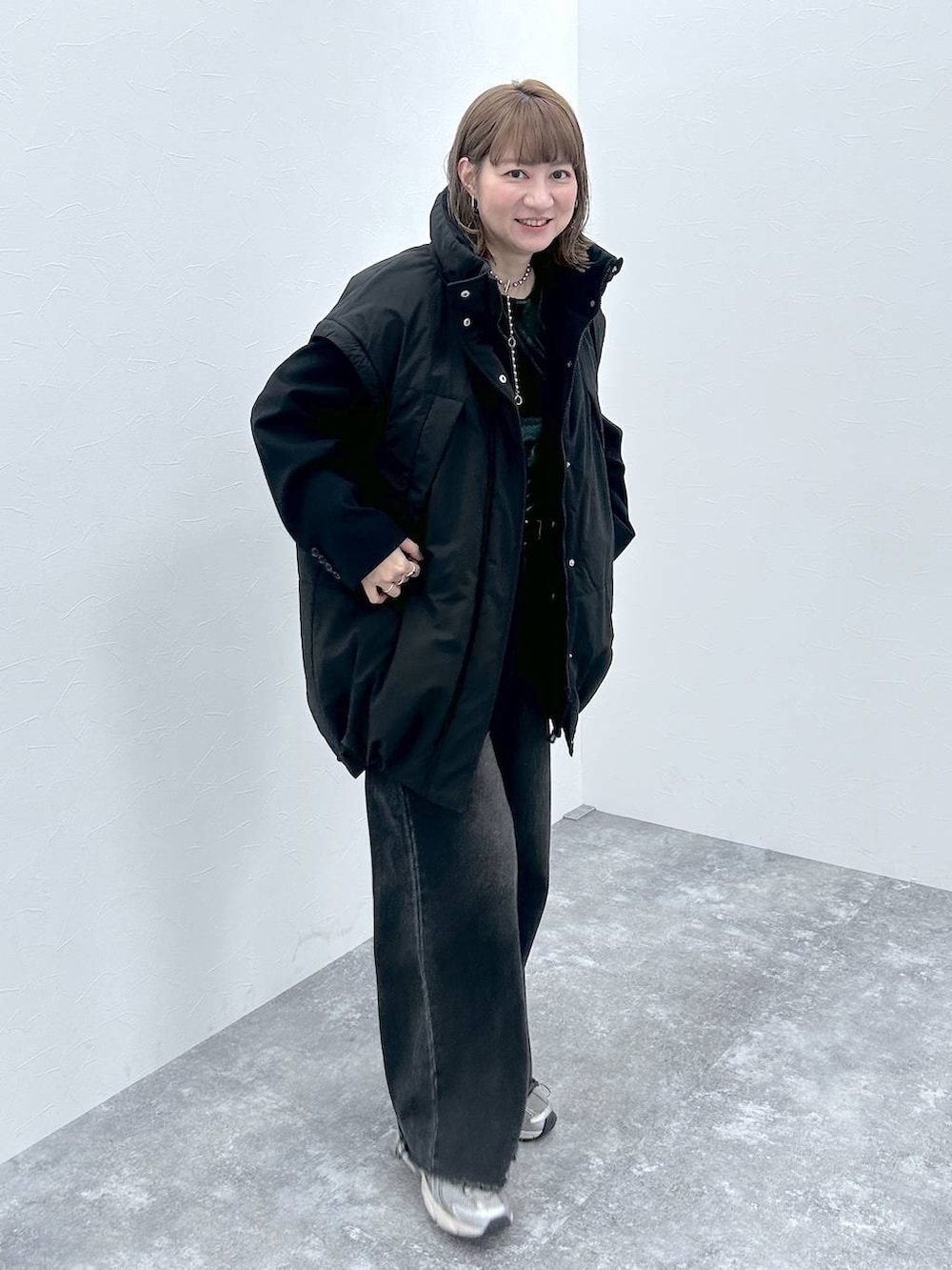 ブラック系のその他アウター、シルバー系のネックレスを着用したレディースの冬コーディネートの2枚目の写真