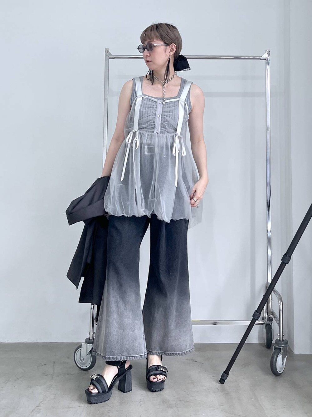 「ジャケット、ジャケットスタイル、デニムパンツ、ビスチェ、若見え、モード、カジュアル、女子会、高身長、着痩せ、きれいめ、HARE、着痩せ・細見え、Over40スタッフ」|「HAREの2PSETバングル(HARE)(バングル/リストバンド、シルバー系)」を使った、inhhhan®さん(レディース・165cm)の夏コーディネートの3枚目の写真