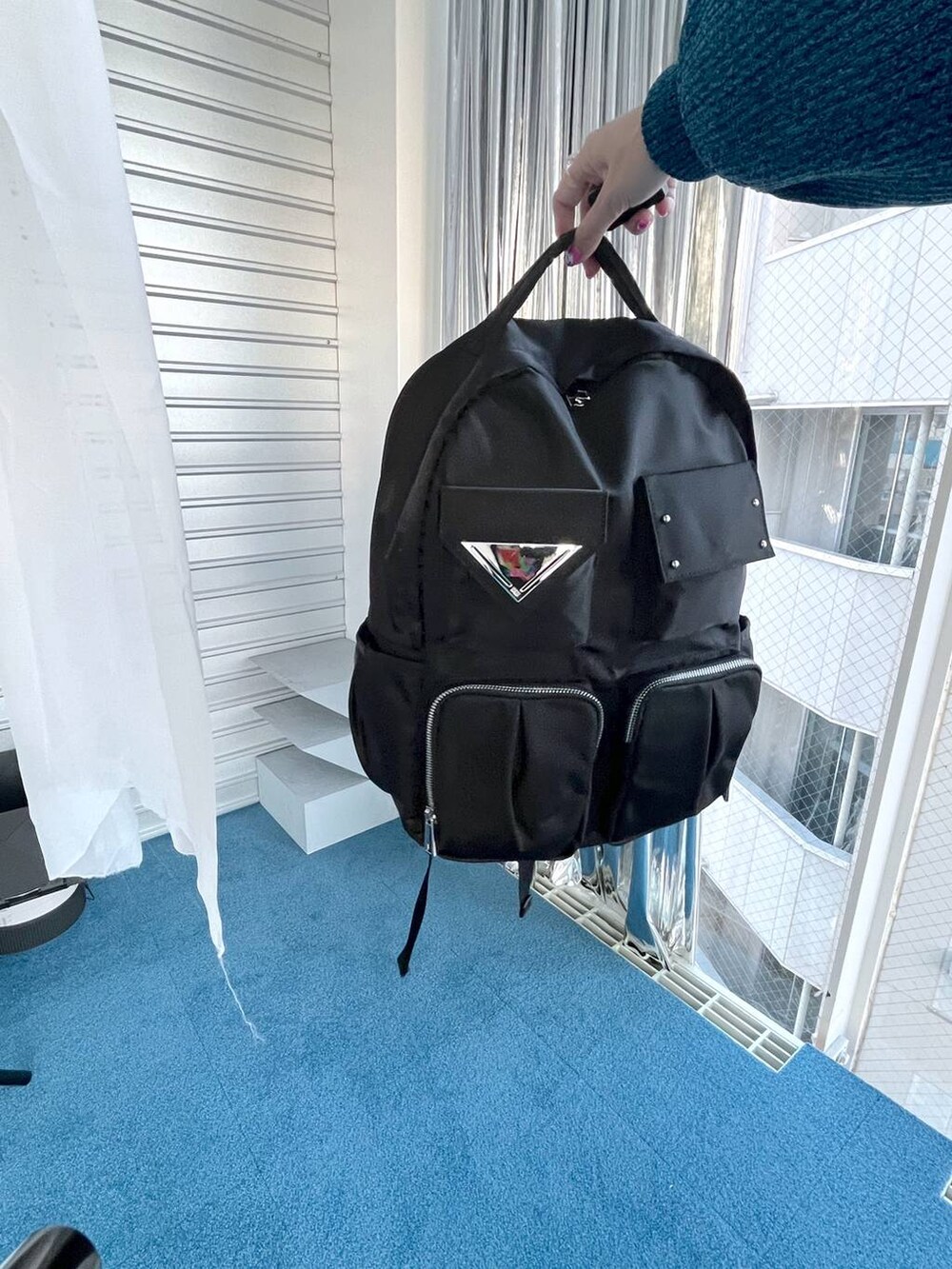 ブラック系のブーツ、ブルー系のニット/セーター、ブラック系のその他パンツを着用したレディースの冬コーディネートの7枚目の写真