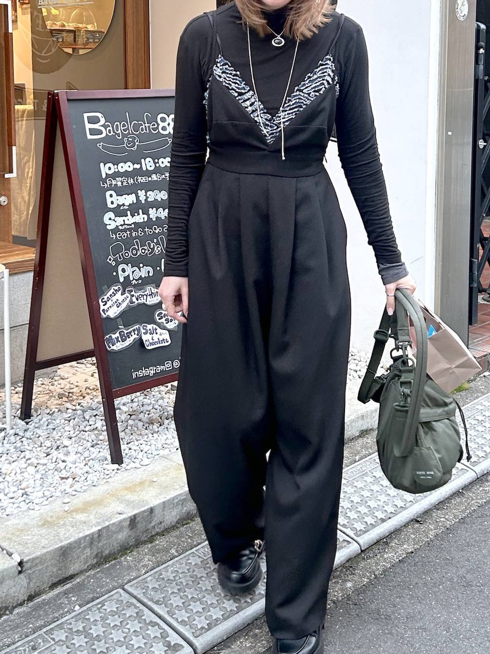 「若見え、モード、カジュアル、女子会、高身長、着痩せ、きれいめ、着痩せ・細見え、Over40スタッフ、ブランドミックス、apart by lowrys、サロペット」｜「A part byの【セットアップ対応】LNTサージコクーンサロペット（サロペット/オーバーオール、ブラック系）」を使った、inhhhan®さん（レディース・165cm）の春コーディネートの7枚目の写真