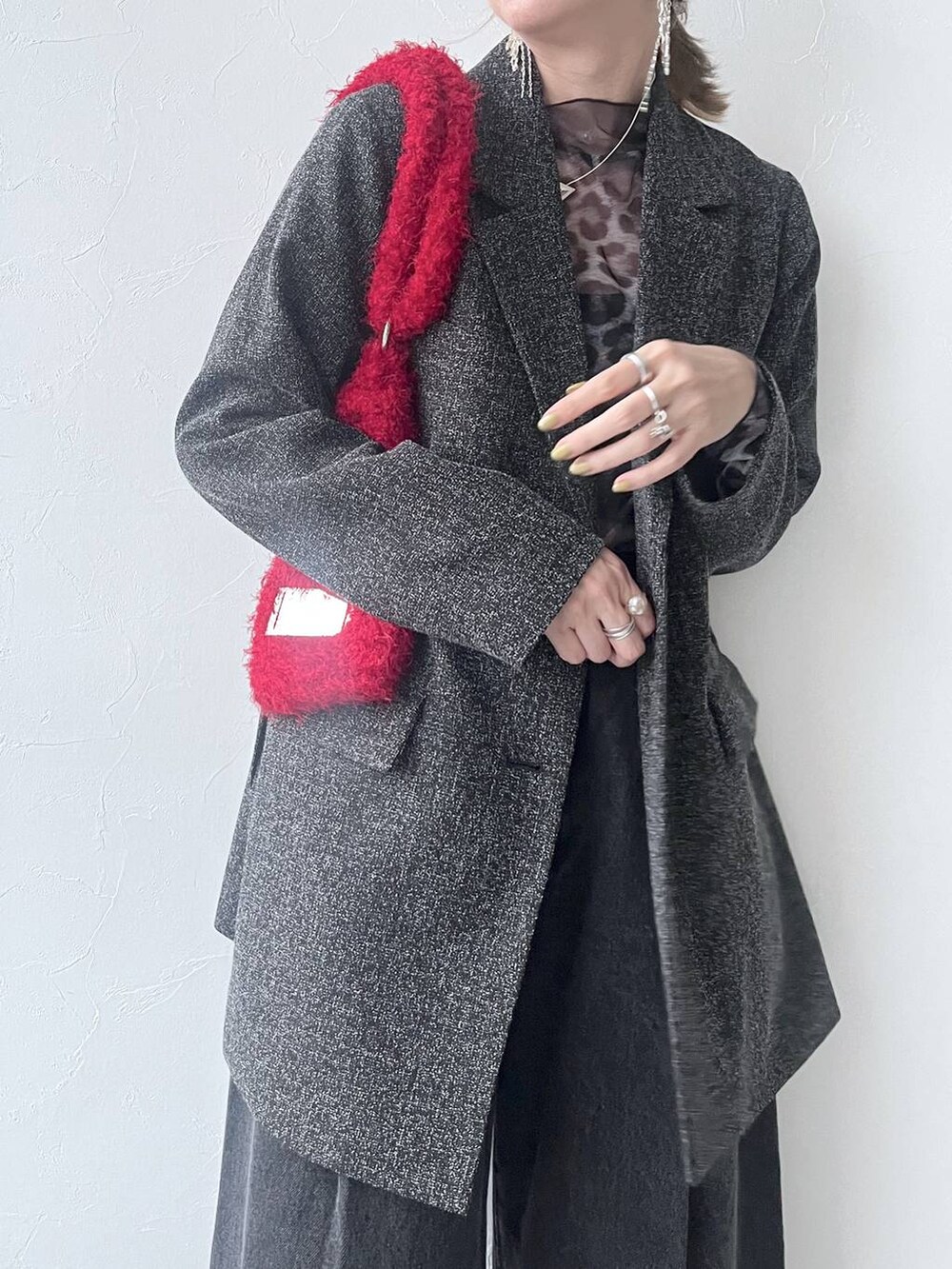 「若見え、モード、カジュアル、女子会、高身長、着痩せ、きれいめ、HARE、着痩せ・細見え、Over40スタッフ、デニムパンツ、ジャケット」｜「HAREの2WAYアソートシアートップス(HARE)（Tシャツ/カットソー、グレー系）」を使った、inhhhan®さん（レディース・165cm）の秋コーディネートの6枚目の写真
