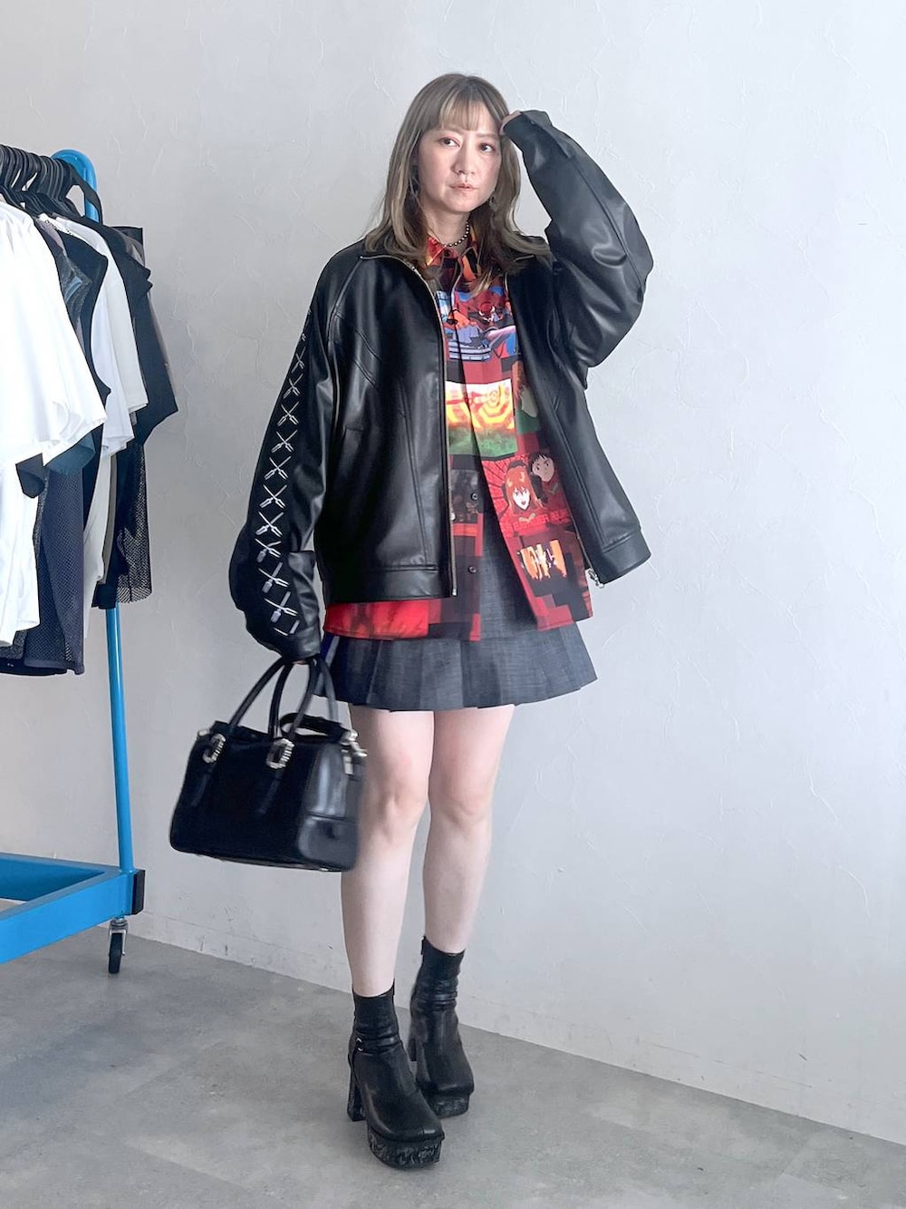 「若見え、モード、カジュアル、女子会、高身長、着痩せ、きれいめ、HARE、着痩せ・細見え、Over40スタッフ、ユニセックス、シャツ、ブルゾン」｜「HAREのヴィンテージボストンバッグ(HARE)（ボストンバッグ、ブラック系）」を使った、inhhhan®さん（レディース・165cm）の夏コーディネートの8枚目の写真
