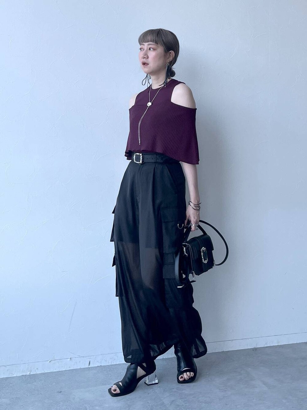 「きれいめ、着痩せ・細見え、Over40スタッフ、ノースリーブ、若見え、モード、カジュアル、女子会、高身長、着痩せ、HARE」｜「HAREの2PSETバングル(HARE)（バングル/リストバンド、シルバー系）」を使った、inhhhan®さん（レディース・165cm）の春コーディネートの6枚目の写真