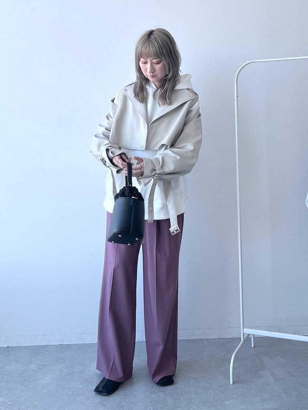 「若見え、モード、カジュアル、デート/ロマンティック、女子会、着痩せ、高見え、きれいめ、HARE、着痩せ・細見え、ワイドパンツ、ライダースジャケット、パーカー」｜「HAREのフェイクレザージップライダース(HARE)（ライダースジャケット、ホワイト系）」を使った、inhhhan®さん（レディース・165cm）の冬コーディネートの6枚目の写真