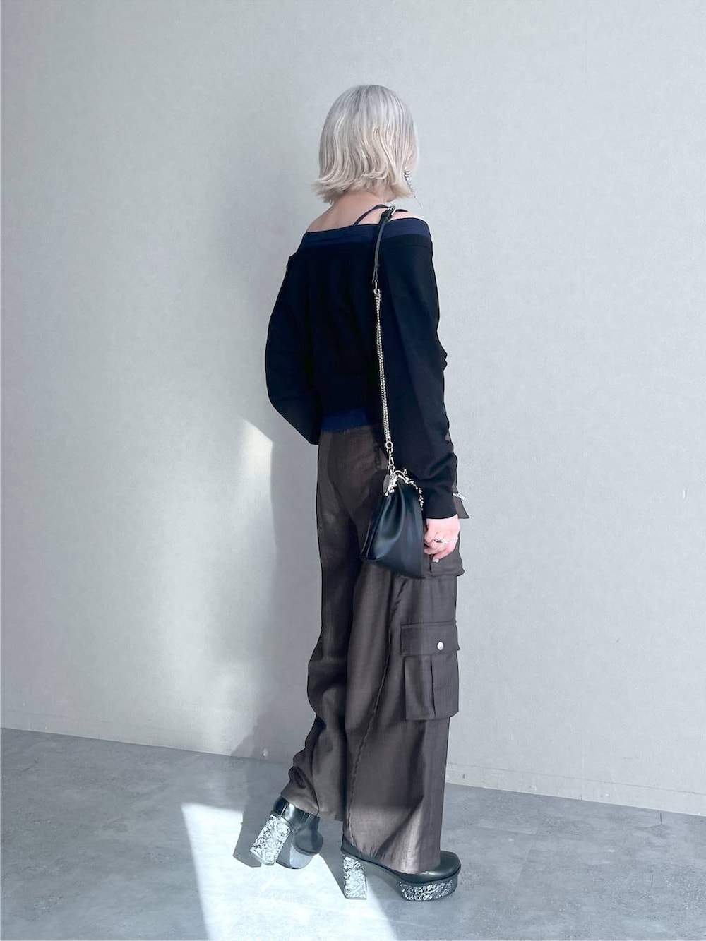 ブラック系のカーディガン/ボレロ、ブラウン系のカーゴパンツ、シルバー系のネックレスを着用したレディースの夏コーディネートの6枚目の写真