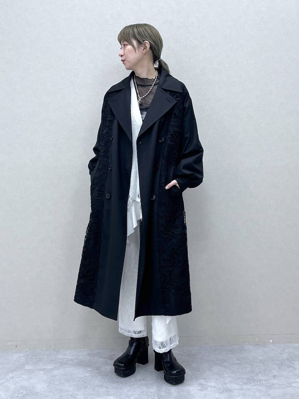 「若見え、モード、カジュアル、女子会、高身長、着痩せ、きれいめ、HARE、着痩せ・細見え、Over40スタッフ、コート、白パンツ」｜「HAREの【EDGY MODE】レースドッキングカーディガン(HARE)（カーディガン/ボレロ、ブラック系）」を使った、inhhhan®さん（レディース・165cm）の冬コーディネートの2枚目の写真