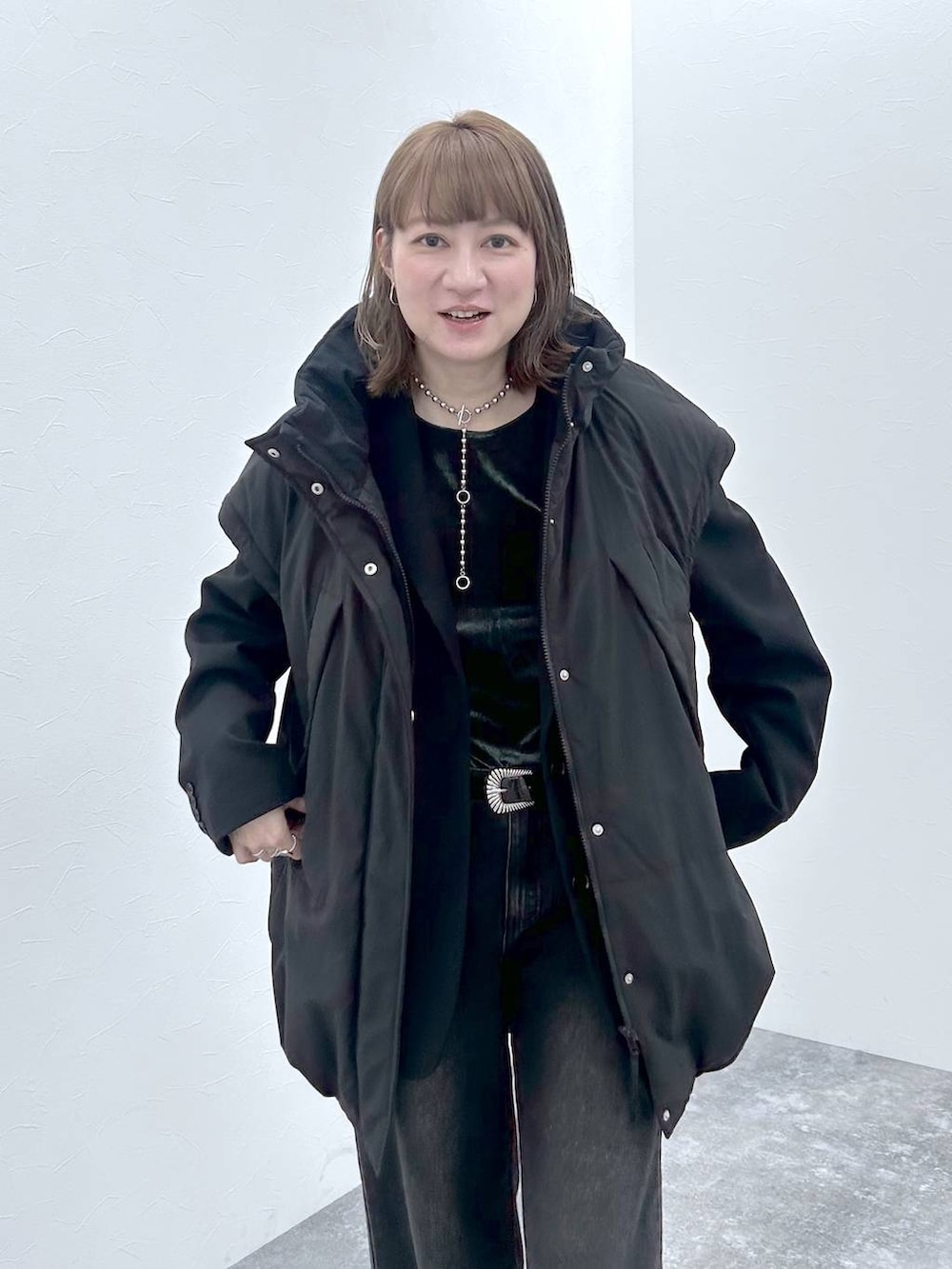 ブラック系のその他アウター、シルバー系のネックレスを着用したレディースの冬コーディネートの9枚目の写真