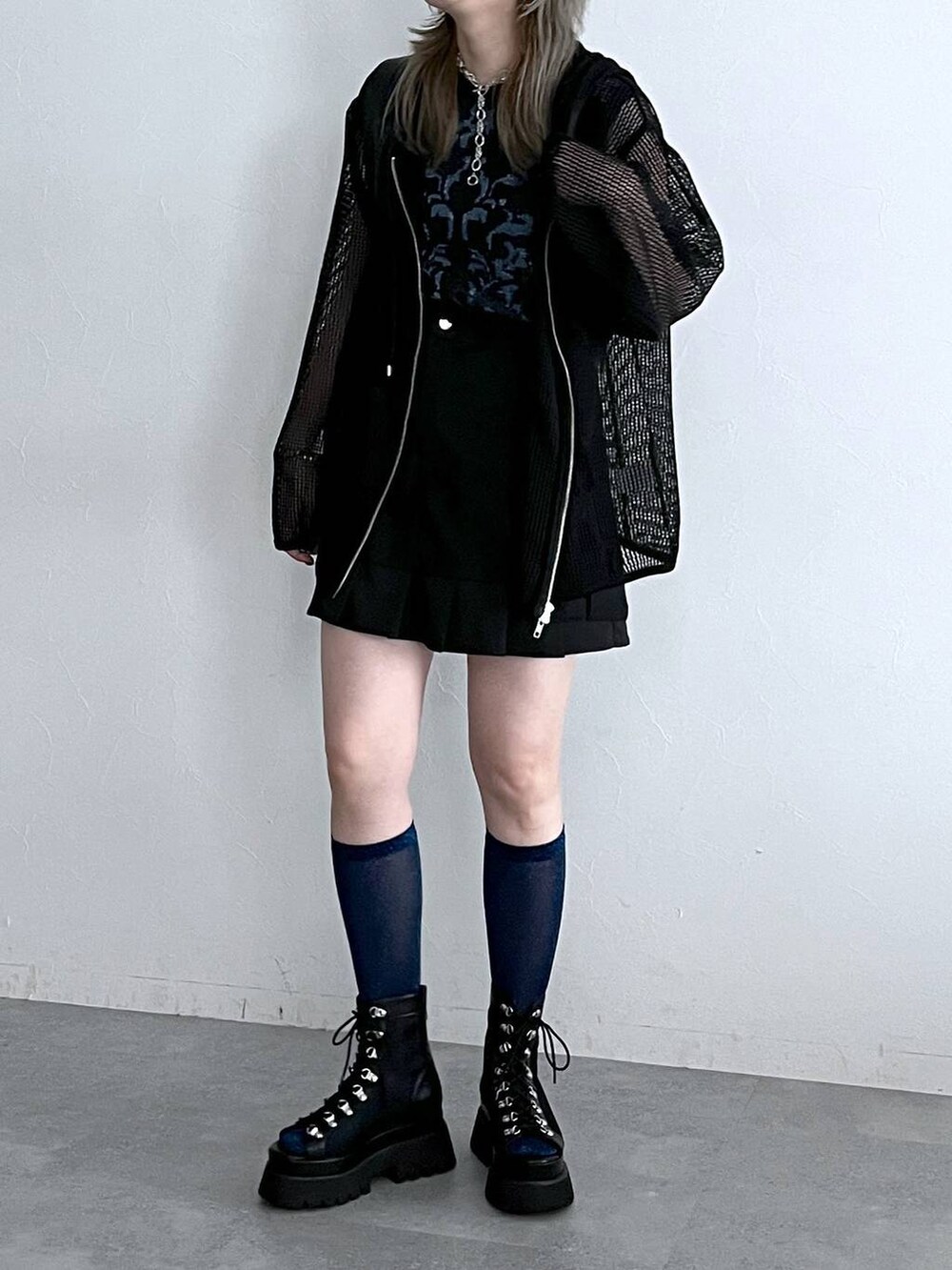 ブラック系のサンダル、ブラック系のスウェット、ブラック系のニット/セーターを着用したレディースの春コーディネートの3枚目の写真