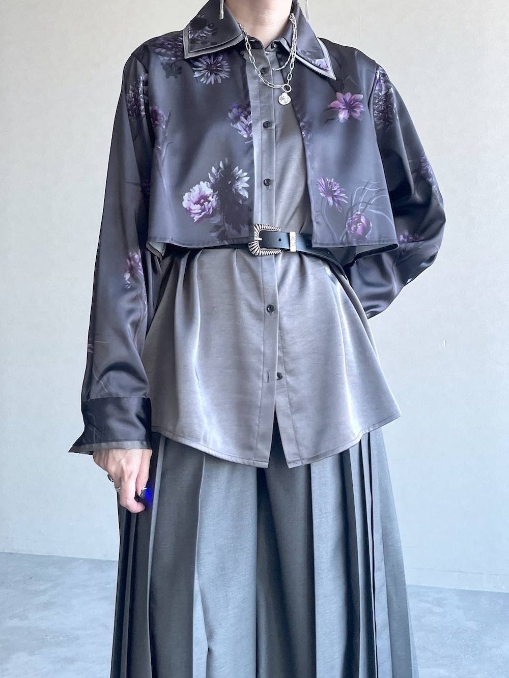 グレー系のスラックス、ブラック系のブーツ、グレー系のシャツ/ブラウスを着用したレディースの冬コーディネートの2枚目の写真