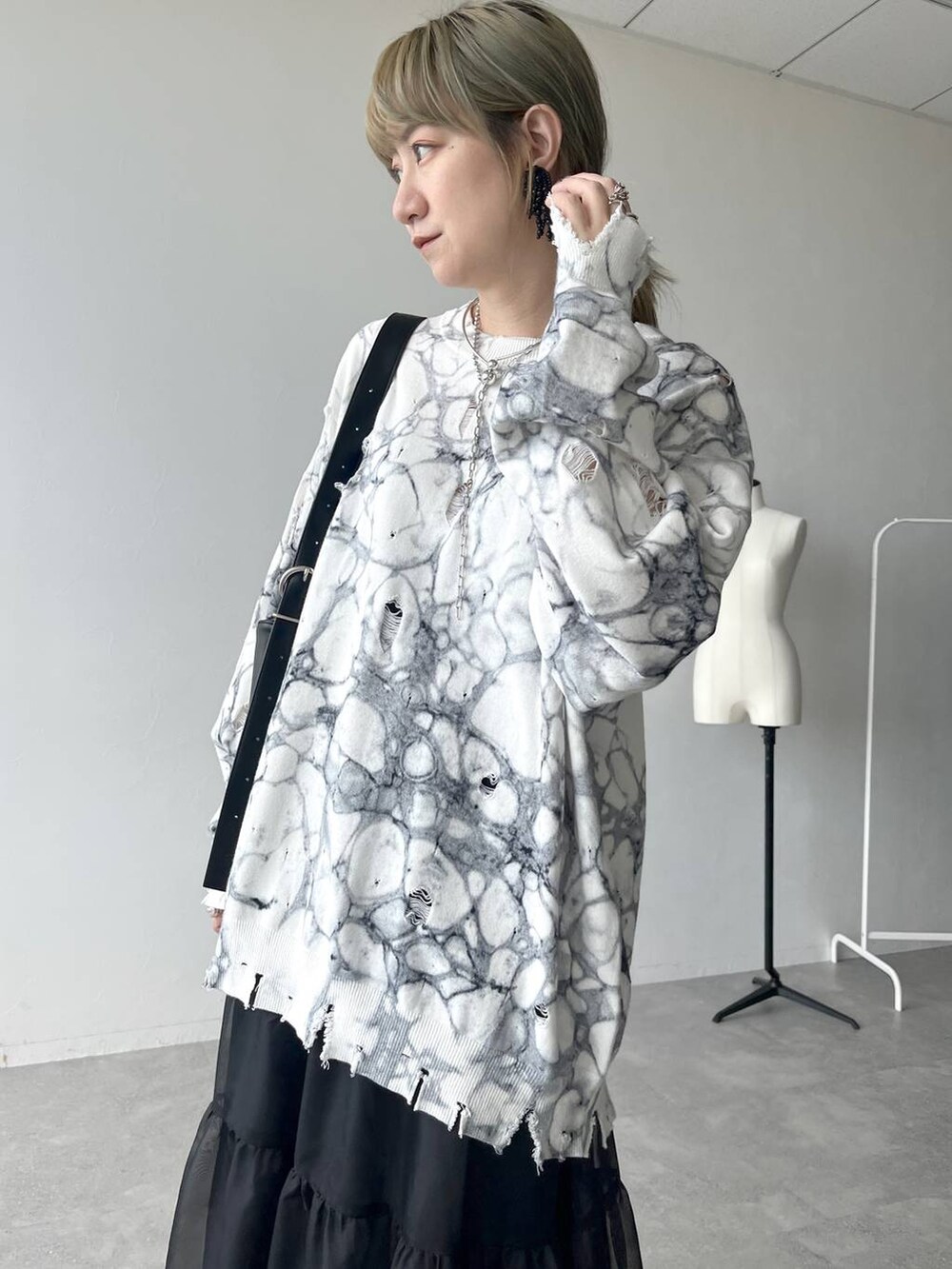 「若見え、モード、カジュアル、女子会、高身長、着痩せ、きれいめ、HARE、着痩せ・細見え、Over40スタッフ、スカート、ニット、ユニセックス」｜「HAREのパールボリュームデザインイヤリング(HARE)（イヤリング、ブラック系）」を使った、inhhhan®さん（レディース・165cm）の春コーディネートの4枚目の写真