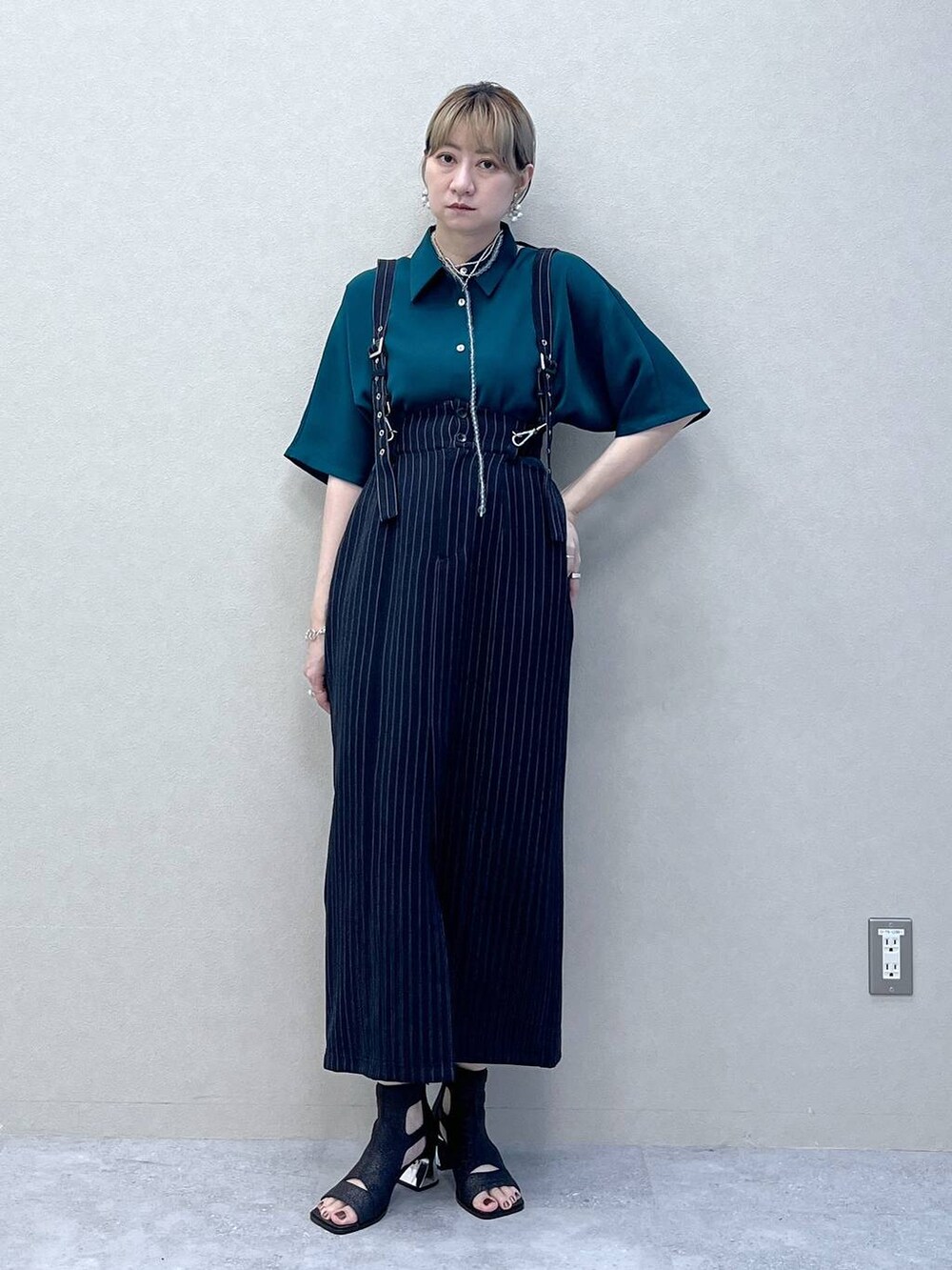 「シャツ、スカート、若見え、モード、カジュアル、女子会、高身長、着痩せ、きれいめ、HARE、着痩せ・細見え、Over40スタッフ」｜「HAREのWリングチェーンブレスレット(HARE)（ブレスレット、シルバー系）」を使った、inhhhan®さん（レディース・165cm）の春コーディネートの5枚目の写真