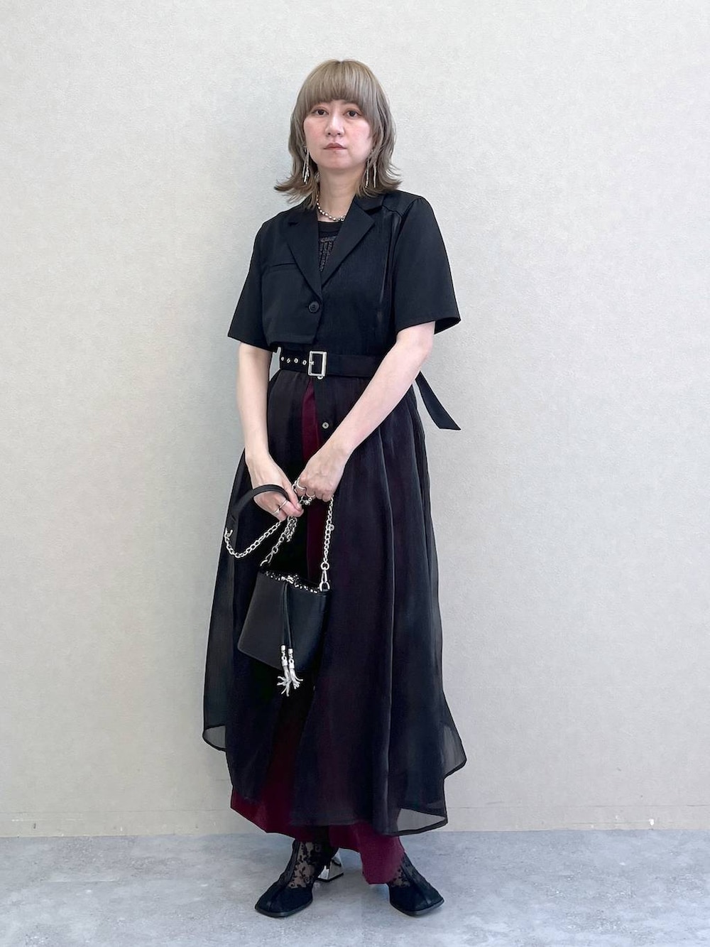「若見え、モード、カジュアル、女子会、高身長、着痩せ、きれいめ、HARE、着痩せ・細見え、Over40スタッフ、ワンピース」｜「HAREのトロミ2タックパンツ(HARE)（その他パンツ、レッド系）」を使った、inhhhan®さん（レディース・165cm）の春コーディネートの8枚目の写真