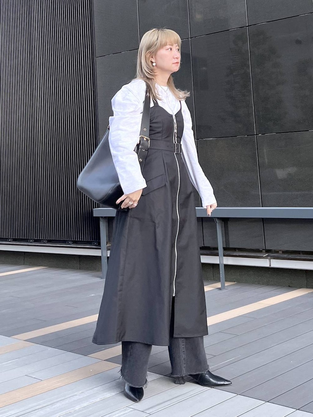 「高見え、きれいめ、HARE、若見え、モード、カジュアル、デート/ロマンティック、女子会、着痩せ、着痩せ・細見え、ワンピース、休日コーデ」｜「HAREの2Pボレロジャケット＊ジップワンピース(HARE)（ワンピース、ブラック系）」を使った、inhhhan®さん（レディース・165cm）の冬コーディネートの9枚目の写真