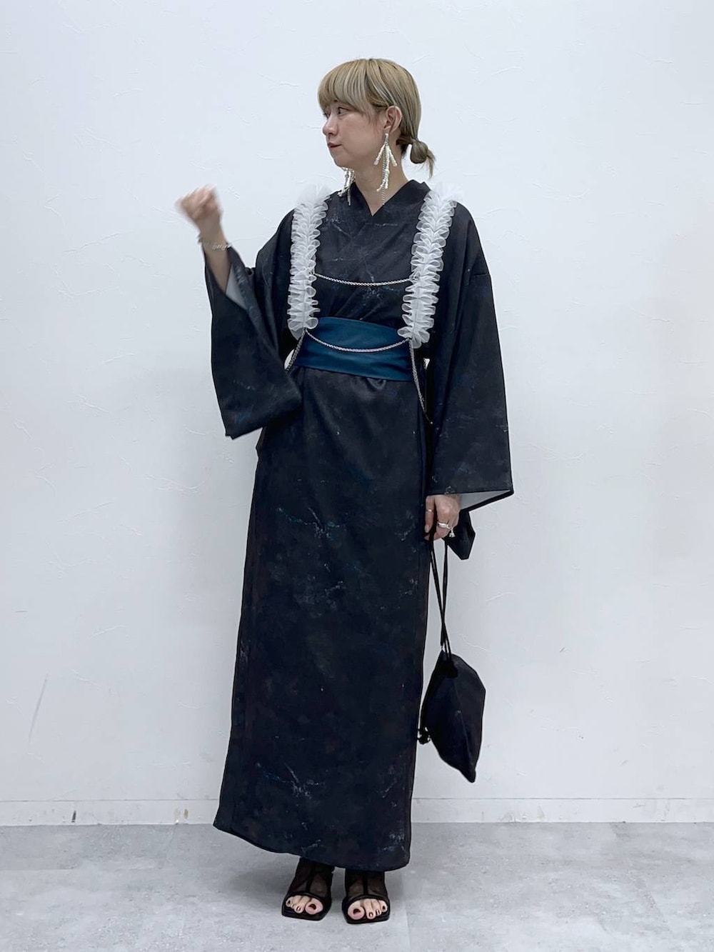 「Over40スタッフ、若見え、モード、カジュアル、女子会、高身長、着痩せ、きれいめ、HARE、着痩せ・細見え、浴衣、ユニセックス」｜「HAREのクリアヒールメッシュミュール(HARE)（サンダル、ブラック系）」を使った、inhhhan®さん（レディース・165cm）の春コーディネートの9枚目の写真