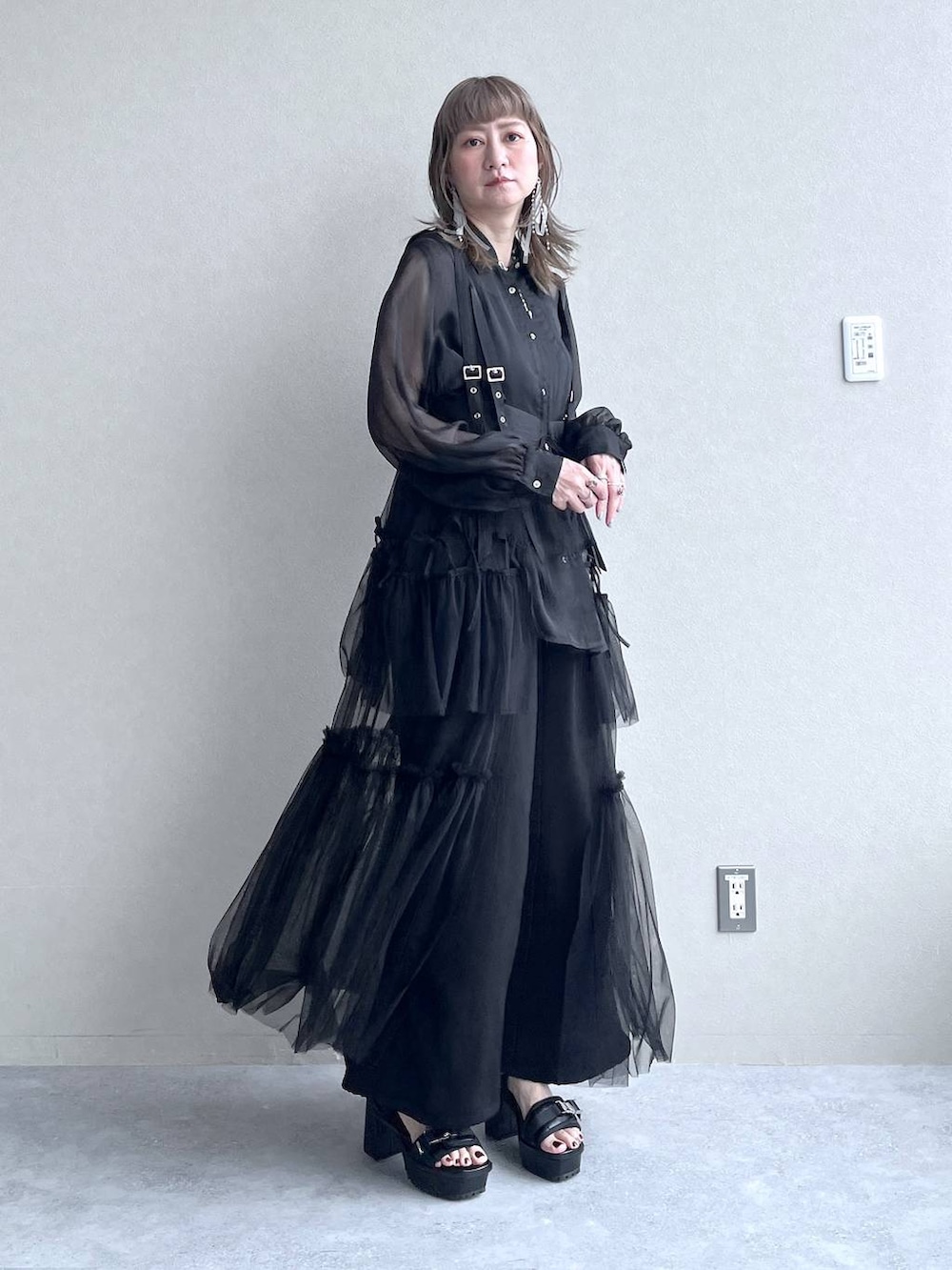 「着痩せ、きれいめ、HARE、着痩せ・細見え、Over40スタッフ、若見え、モード、カジュアル、女子会、高身長、ワントーン、ブラックコーデ、チュールスカート、シアートップス」｜「HAREのモチーフツキチェーンネックレス(HARE)（ネックレス、シルバー系）」を使った、inhhhan®さん（レディース・165cm）の夏コーディネートの5枚目の写真