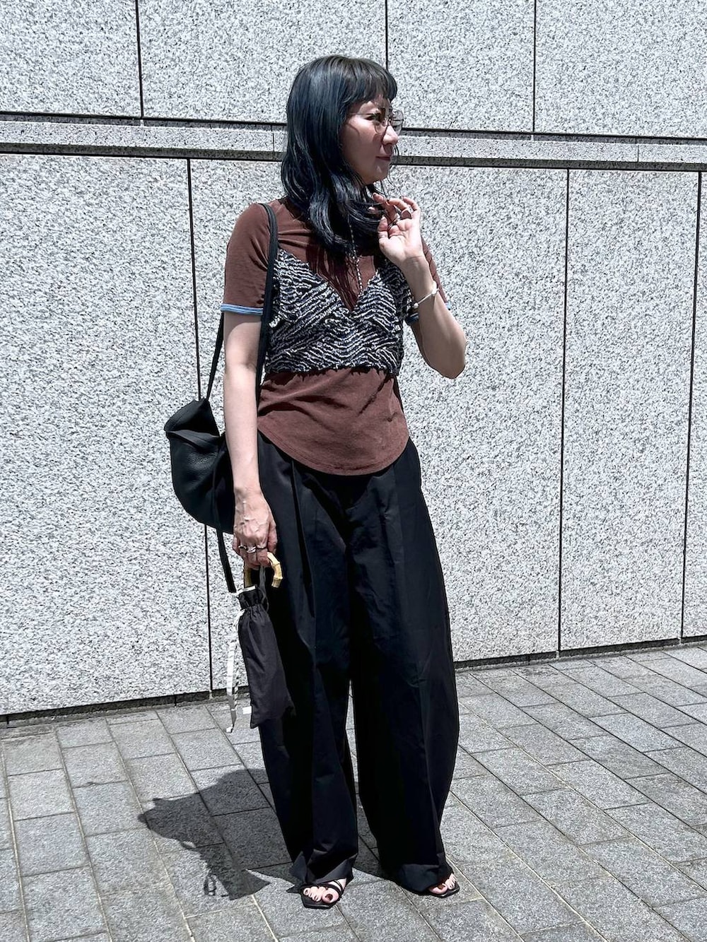 「Over40スタッフ、着痩せ、きれいめ、HARE、着痩せ・細見え、テーパードパンツ、Tシャツ、若見え、モード、カジュアル、女子会、高身長、サングラス、apart by lowrys、eL」｜「A part byの【インフルエンサーkuronekoさんコラボ】パイルリンガーTシャツ（Tシャツ/カットソー、ブラウン系）」を使った、inhhhan®さん（レディース・165cm）の夏コーディネートの10枚目の写真