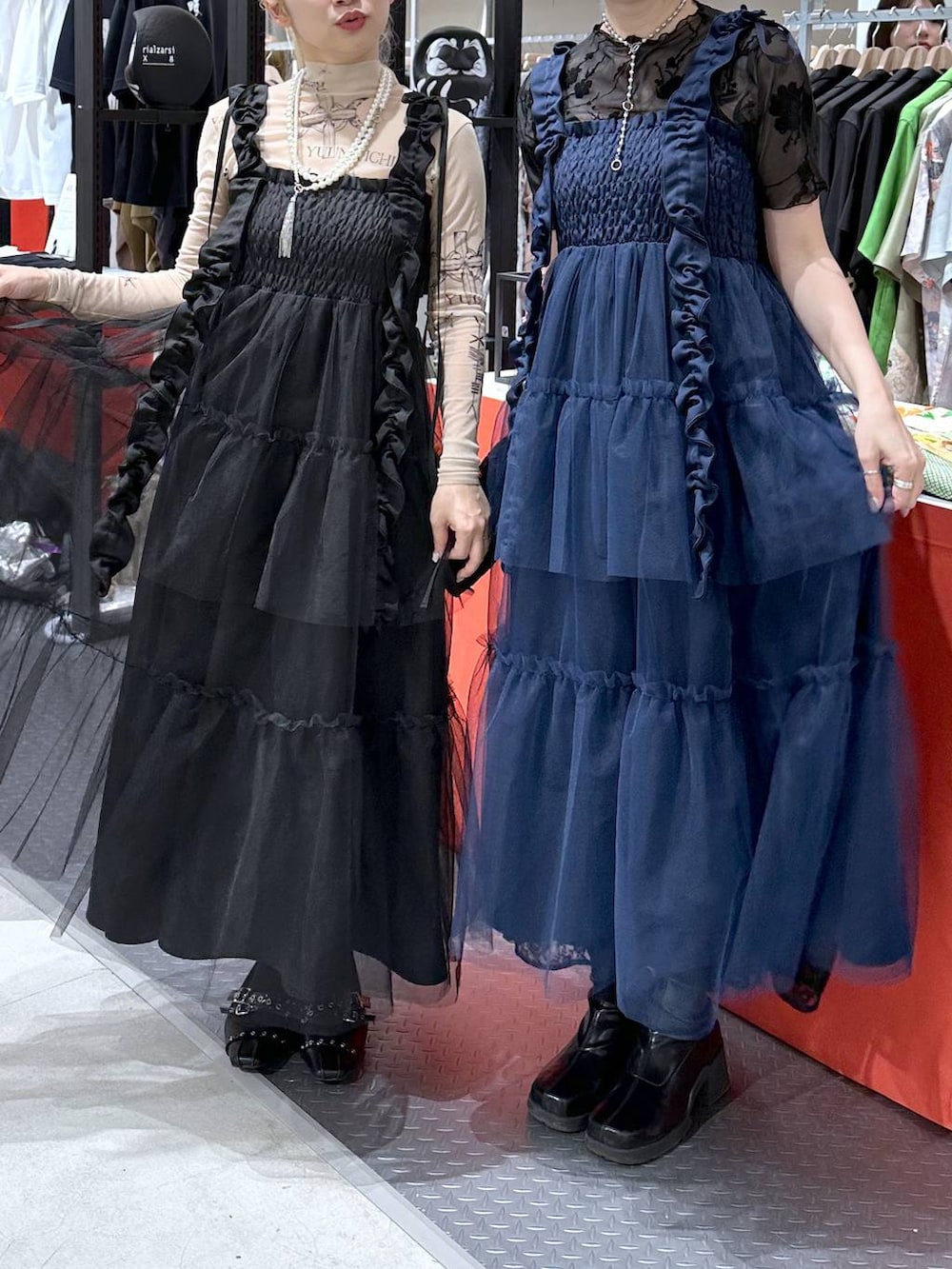 「ワンピース、若見え、モード、カジュアル、女子会、高身長、着痩せ、きれいめ、HARE、着痩せ・細見え、Over40スタッフ、デートコーデ」｜「HAREのデニムレースキリカエブルゾン(HARE)（デニムジャケット、ブラック系）」を使った、inhhhan®さん（レディース・165cm）の春コーディネートの2枚目の写真