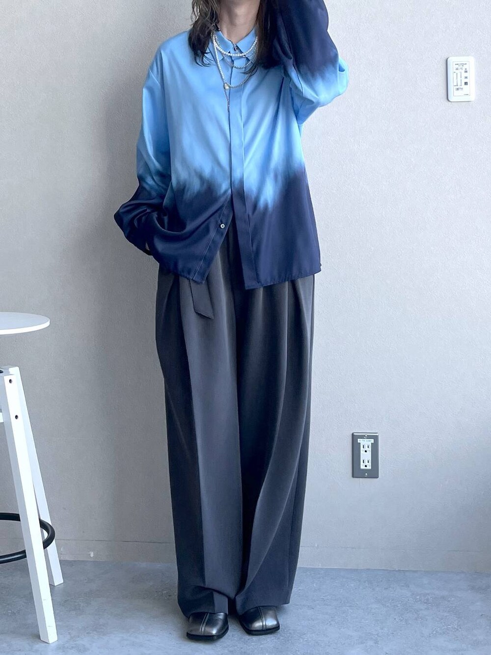 シルバー系のブーツ、ブラック系のピアス（両耳用）、シルバー系のネックレスを着用したレディースの秋コーディネートの6枚目の写真