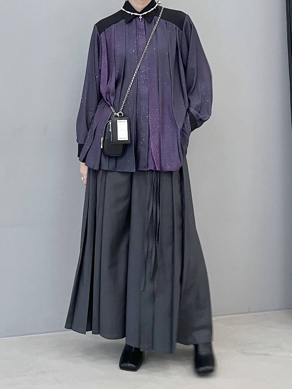 「若見え、モード、カジュアル、女子会、高身長、着痩せ、ワイドパンツ、シャツ、きれいめ、HARE、着痩せ・細見え、Over40スタッフ」｜「HAREのメタルヒールストレッチブーツ(HARE)（ブーツ、ブラック系）」を使った、inhhhan®さん（レディース・165cm）の秋コーディネートの4枚目の写真