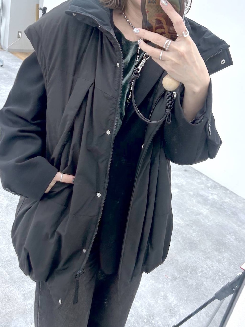 ブラック系のその他アウター、シルバー系のネックレスを着用したレディースの冬コーディネートの7枚目の写真