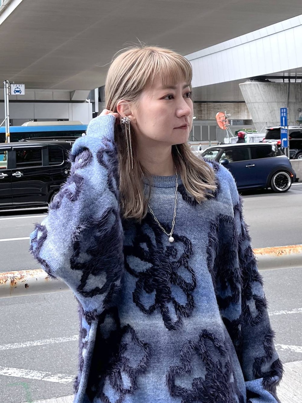 「若見え、モード、ユニセックス、カジュアル、デート/ロマンティック、女子会、着痩せ、高見え、きれいめ、HARE、着痩せ・細見え、イヤリング、ニット」｜「HAREのイソザイハイショクフラワープルオーバー(HARE)（ニット/セーター、ブルー系）」を使った、inhhhan®さん（レディース・165cm）の冬コーディネートの6枚目の写真
