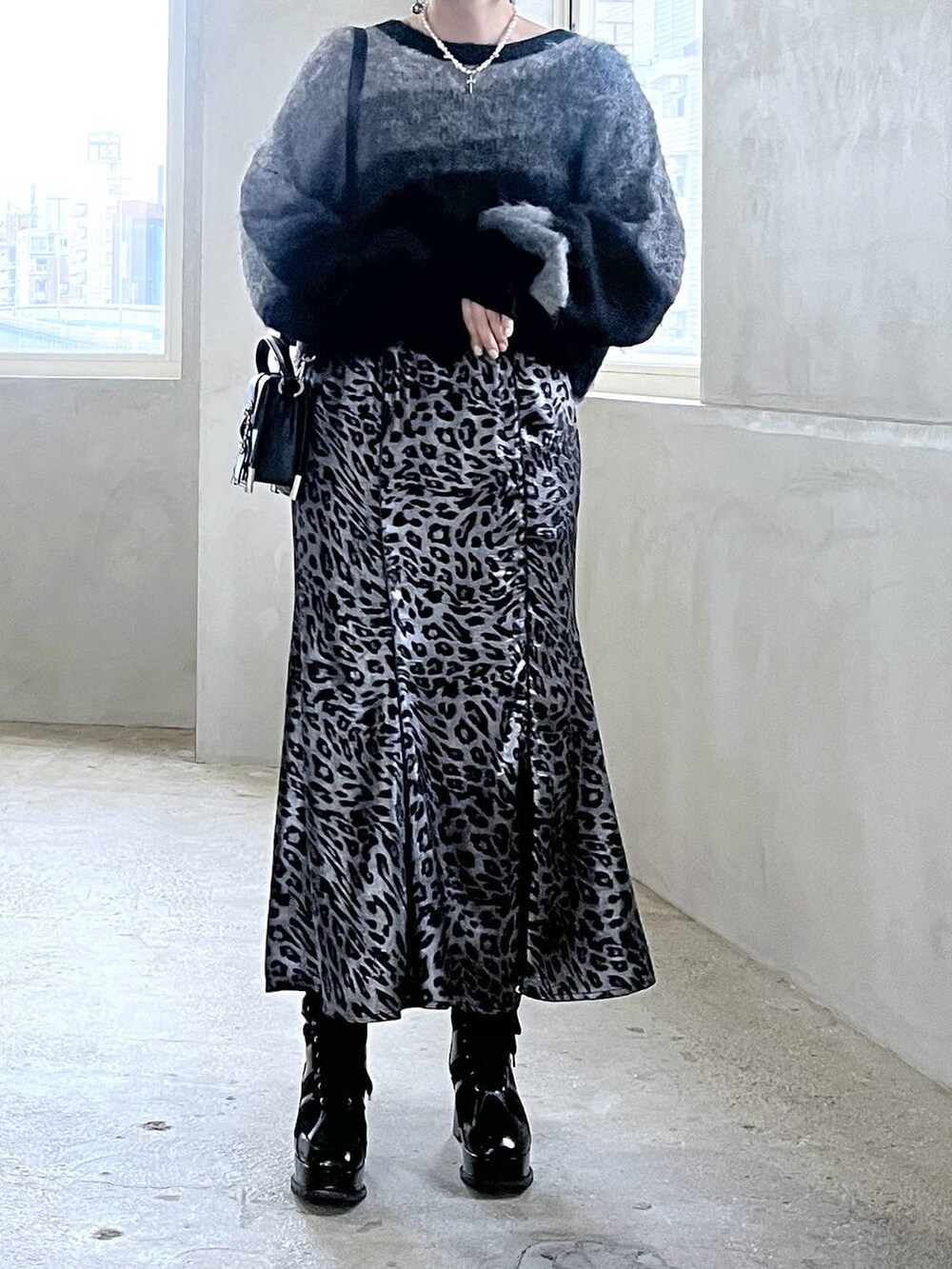 ブラック系のブーツ、ブラック系のショルダーバッグ、ブラック系のニット/セーターを着用したレディースの秋コーディネートの5枚目の写真