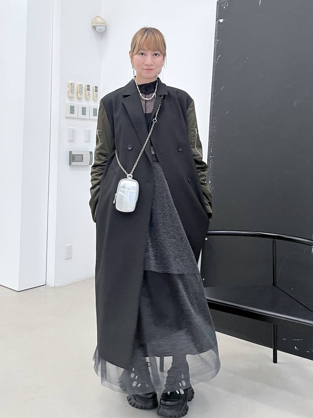 「若見え、モード、カジュアル、女子会、高身長、着痩せ、きれいめ、HARE、着痩せ・細見え、Over40スタッフ、コート、MA-1、スカート、ウエストゴム、スニーカー」｜「HAREのチャイナパーツスニーカー(HARE)（スニーカー、ブラック系）」を使った、inhhhan®さん（レディース・165cm）の秋コーディネートの8枚目の写真
