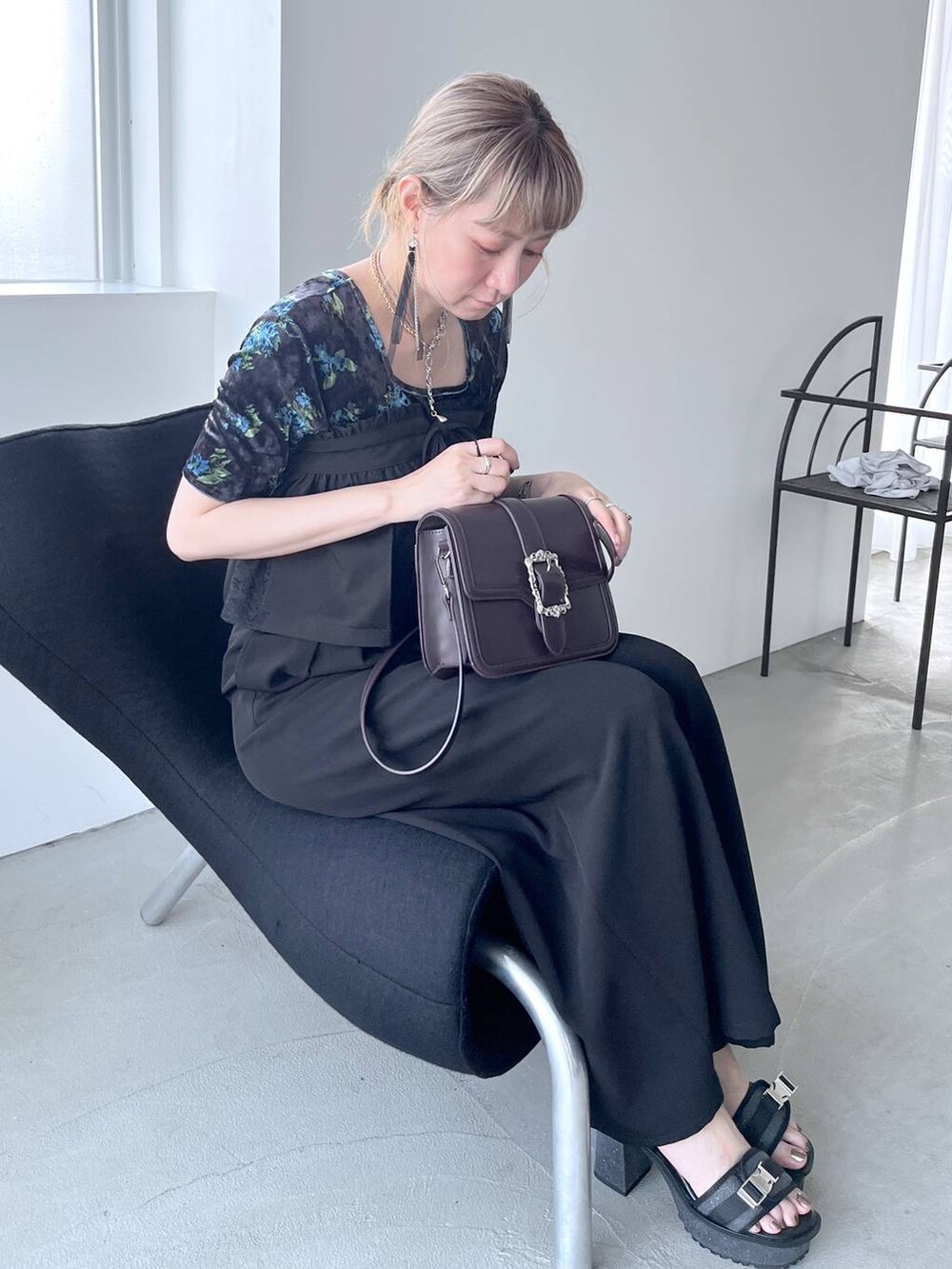 グレー系のサンダル、ブルー系のTシャツ/カットソー、ブラウン系のショルダーバッグを着用したレディースの夏コーディネートの7枚目の写真