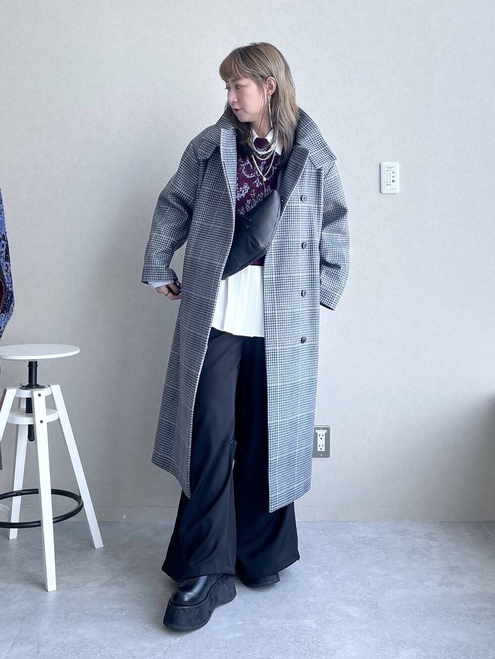 その他のチェスターコート、レッド系のニット/セーター、ブラック系のカーゴパンツを着用したレディースの秋コーディネートの3枚目の写真