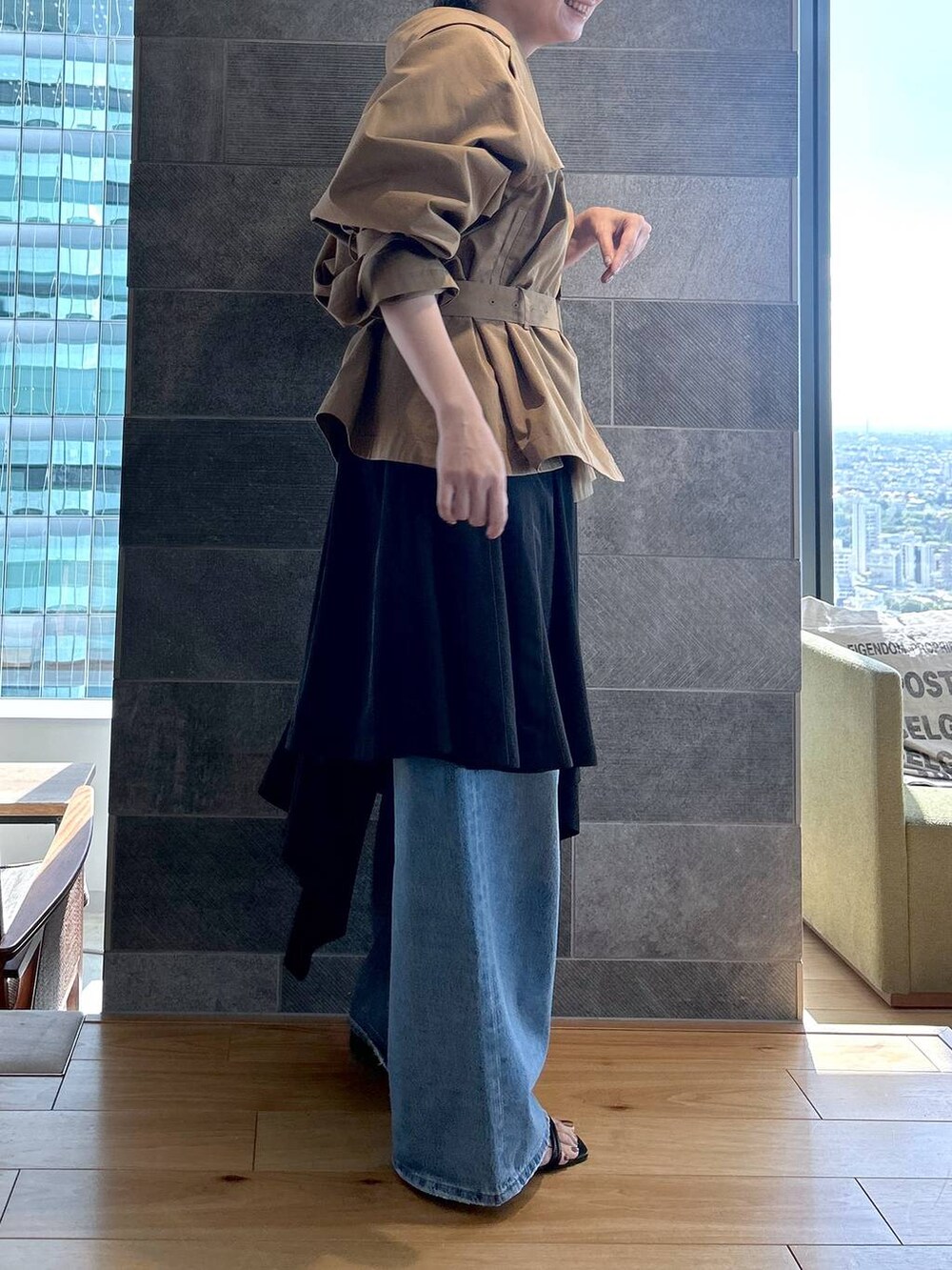 ブルー系のデニムパンツ、ホワイト系のTシャツ/カットソー、ブラック系のワンピースを着用したレディースの夏コーディネートの7枚目の写真