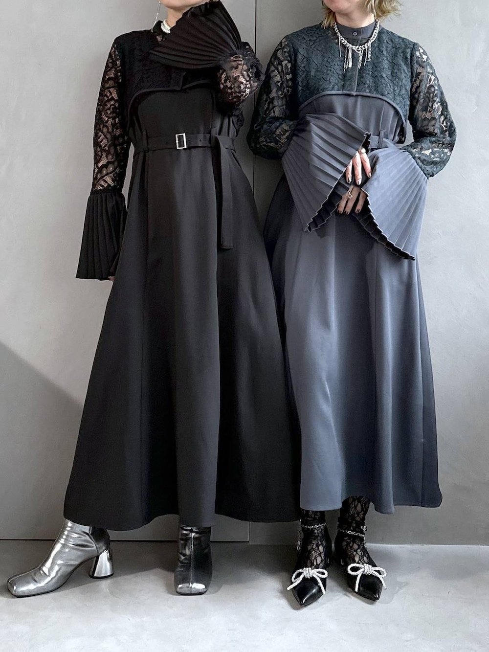 シルバー系のブーツ、ブラック系のパンプス、ブラック系のドレスを着用したレディースの夏コーディネートの4枚目の写真