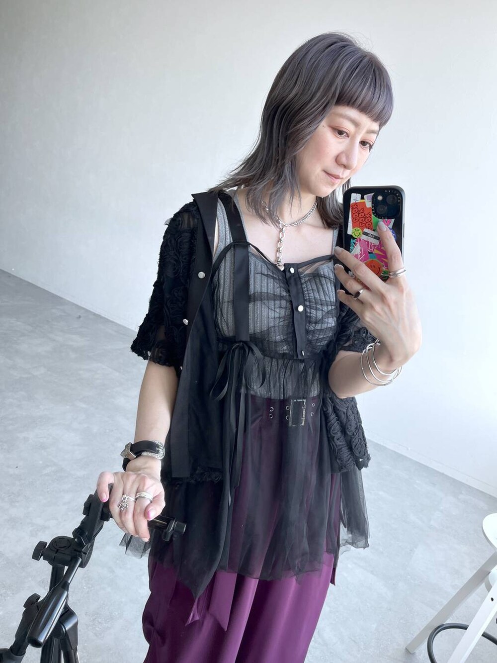 「若見え、モード、カジュアル、女子会、高身長、着痩せ、きれいめ、HARE、着痩せ・細見え、Over40スタッフ、ワイドパンツ、ビスチェ」|「HAREの2PSETバングル(HARE)(バングル/リストバンド、ブラック系)」を使った、inhhhan®さん(レディース・165cm)の春コーディネートの8枚目の写真