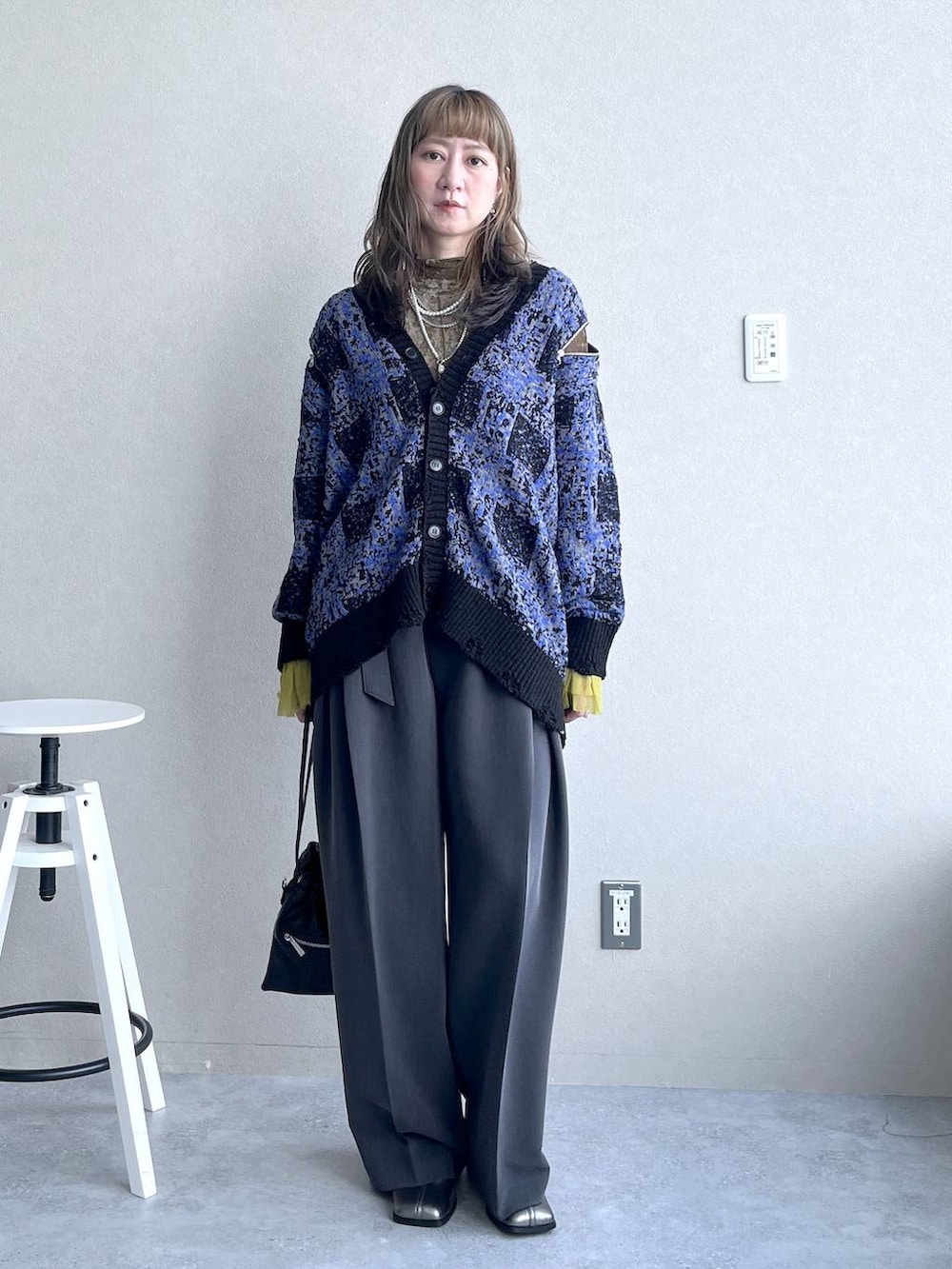 イエロー系のTシャツ/カットソー、シルバー系のブーツ、ブルー系のカーディガン/ボレロを着用したレディースの秋コーディネートの2枚目の写真