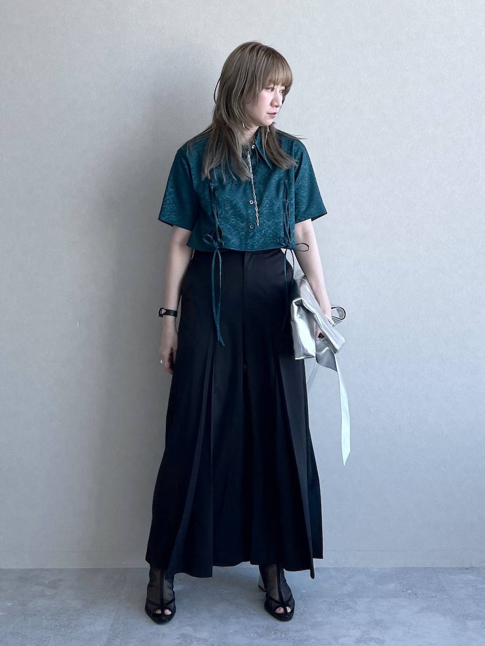 ブラック系のサンダル、グリーン系のシャツ/ブラウス、ブラック系のその他パンツを着用したレディースの春コーディネートの6枚目の写真