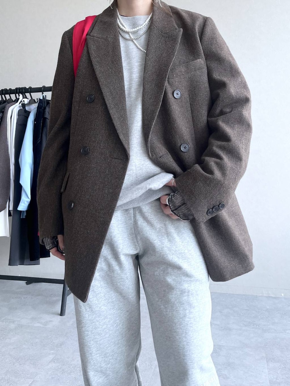 ブラック系のブーツ、レッド系のトートバッグ、グレー系のその他パンツを着用したレディースの冬コーディネートの3枚目の写真