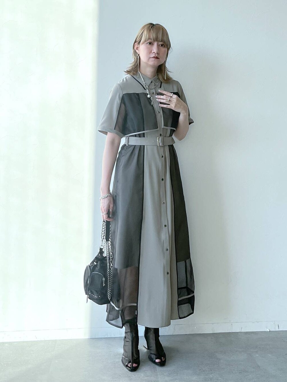 「若見え、モード、カジュアル、女子会、高身長、着痩せ、きれいめ、HARE、着痩せ・細見え、Over40スタッフ、ワンピース」｜「HAREのメタルヒールメッシュブーサン(HARE)（サンダル、ブラック系）」を使った、inhhhan®さん（レディース・165cm）の夏コーディネートの7枚目の写真