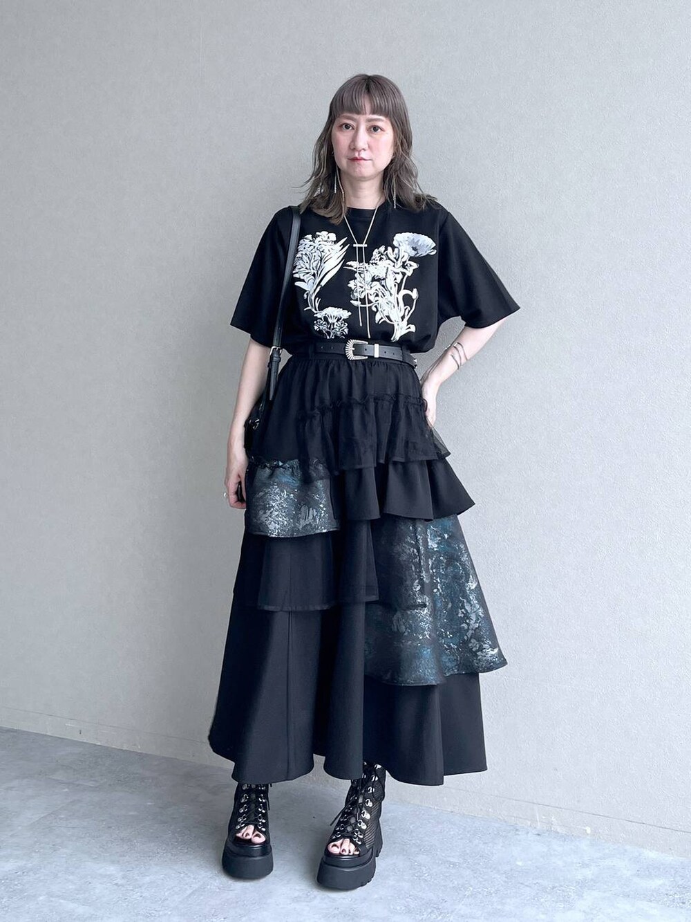 「若見え、モード、カジュアル、女子会、高身長、着痩せ、きれいめ、HARE、着痩せ・細見え、Over40スタッフ、Tシャツ、スカート、WEB限定」|「HAREのメッシュレースアップブーサン(HARE)(サンダル、ブラック系)」を使った、inhhhan®さん(レディース・165cm)の春コーディネートの8枚目の写真
