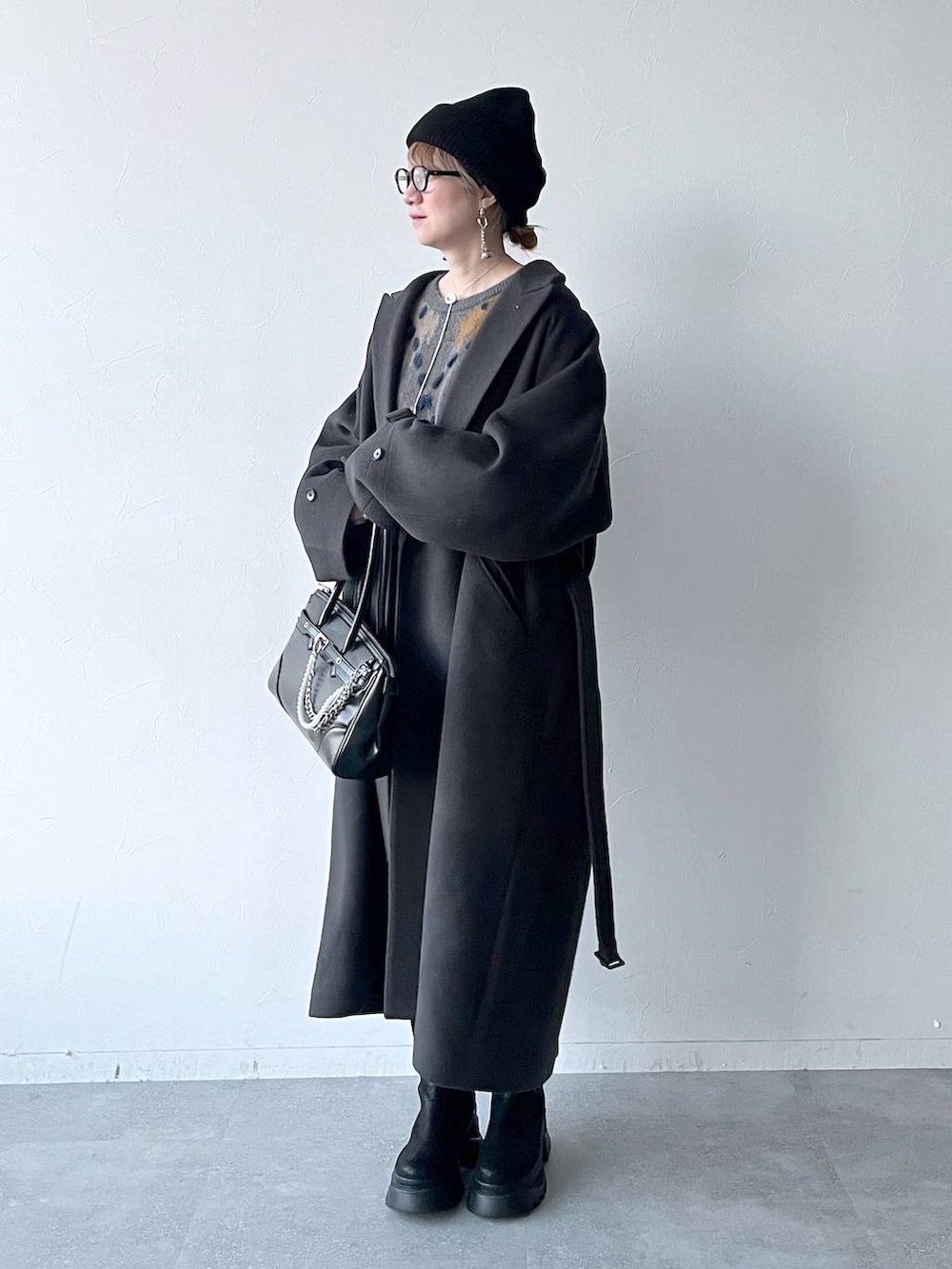 「若見え、モード、カジュアル、女子会、高身長、着痩せ、きれいめ、HARE、着痩せ・細見え、Over40スタッフ、ユニセックス、コート、冬コーデ、冬アウター、ニット」｜「HAREのウールダブルコート(HARE)（トレンチコート、グレー系）」を使った、inhhhan®さん（レディース・165cm）の冬コーディネートの2枚目の写真