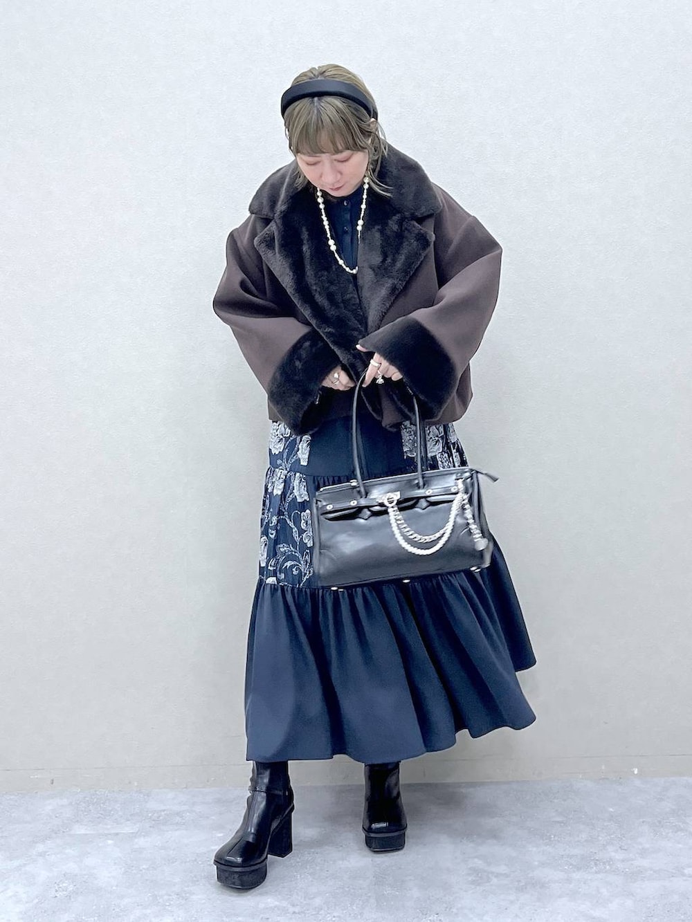 「若見え、モード、カジュアル、女子会、高身長、着痩せ、きれいめ、HARE、着痩せ・細見え、Over40スタッフ、ワンピース、アウター、デート/ロマンティック、デートコーデ、おでかけ」｜「HAREのガラソールチャンキーブーツ(HARE)（ブーツ、ブラック系）」を使った、inhhhan®さん（レディース・165cm）の冬コーディネートの7枚目の写真