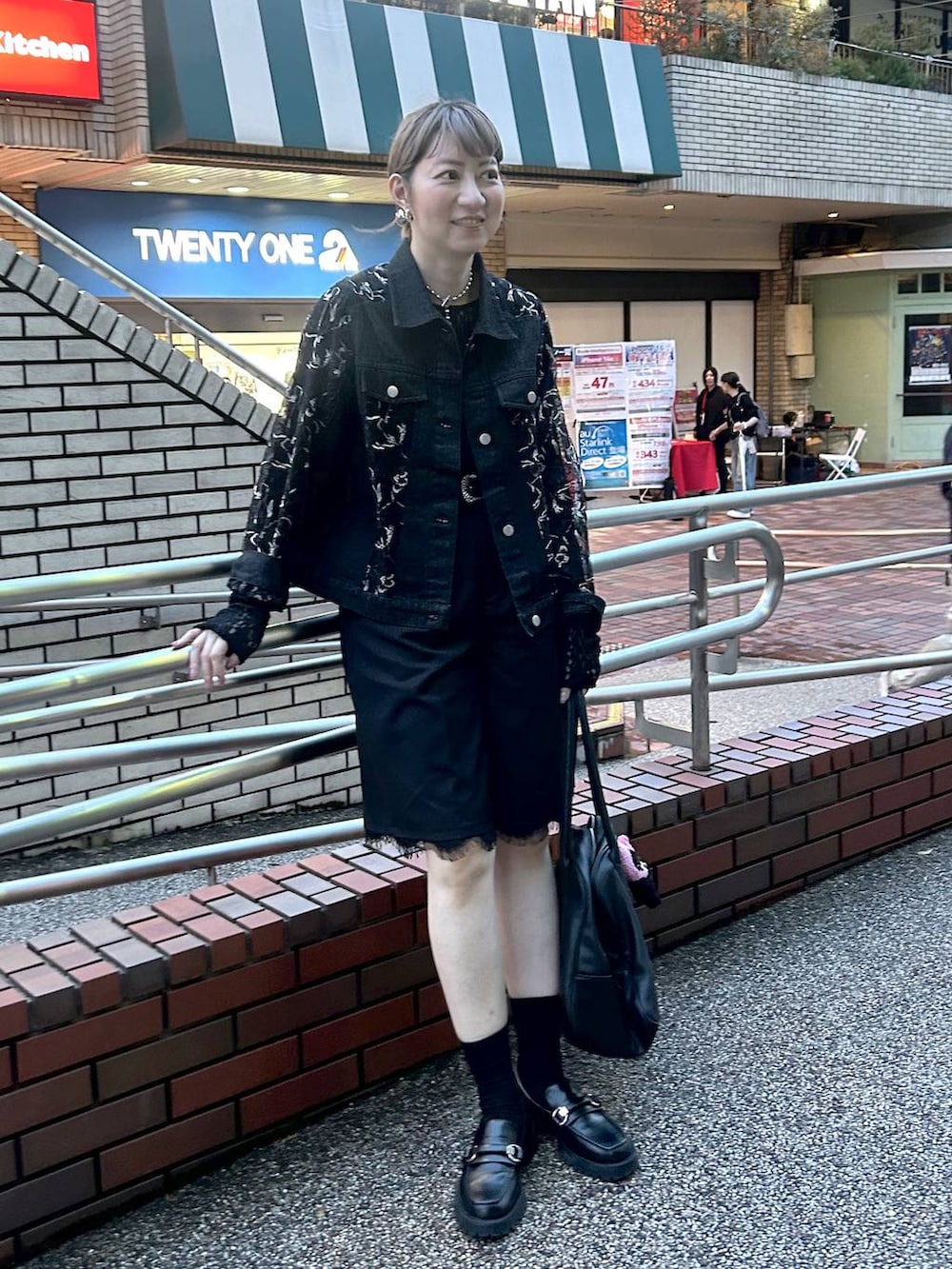 「若見え、モード、カジュアル、女子会、高身長、着痩せ、デニムパンツ、ハーフパンツ、きれいめ、HARE、着痩せ・細見え、Over40スタッフ、ワントーン、ブラックコーデ、ブランドミックス」｜「eLの【eL】Large Boston Bag/288120（ショルダーバッグ、ブラック系）」を使った、inhhhan®さん（レディース・165cm）の春コーディネートの2枚目の写真