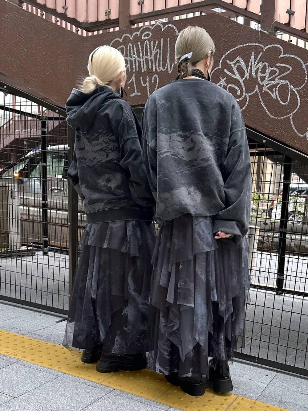 「スウェット、パーカー、スカート、ワントーン、リンクコーデ、若見え、モード、カジュアル、女子会、高身長、着痩せ、きれいめ、HARE、着痩せ・細見え、Over40スタッフ」｜「HAREのマルチWAYレースリボンチョーカー(HARE)（チョーカー、ブラック系）」を使った、inhhhan®さん（レディース・165cm）の冬コーディネートの2枚目の写真