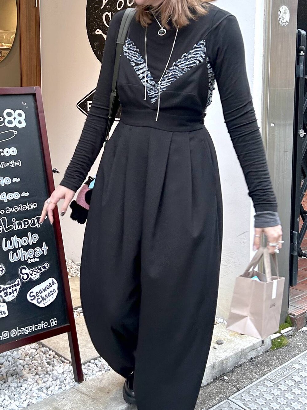 「若見え、モード、カジュアル、女子会、高身長、着痩せ、きれいめ、着痩せ・細見え、Over40スタッフ、ブランドミックス、apart by lowrys、サロペット」｜「A part byの【セットアップ対応】LNTサージコクーンサロペット（サロペット/オーバーオール、ブラック系）」を使った、inhhhan®さん（レディース・165cm）の春コーディネートの4枚目の写真